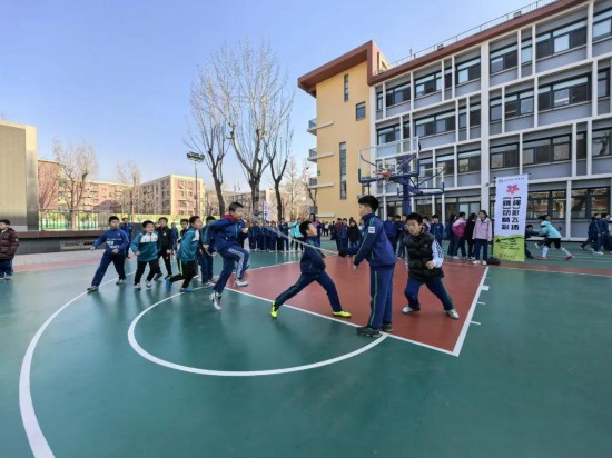 皇冠体育下载各地中小学改进体育教育：让年轻一代在运动中强意志健身心(图1)
