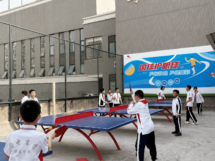 向天借地向上皇冠体育下载生长 成都市七中育才学校学道分校楼顶运动场景再上新(图2)