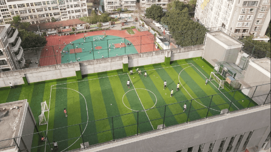 向天借地向上皇冠体育下载生长 成都市七中育才学校学道分校楼顶运动场景再上新(图1)