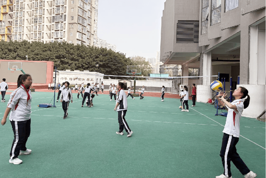 向天借地向上皇冠体育下载生长 成都市七中育才学校学道分校楼顶运动场景再上新(图3)