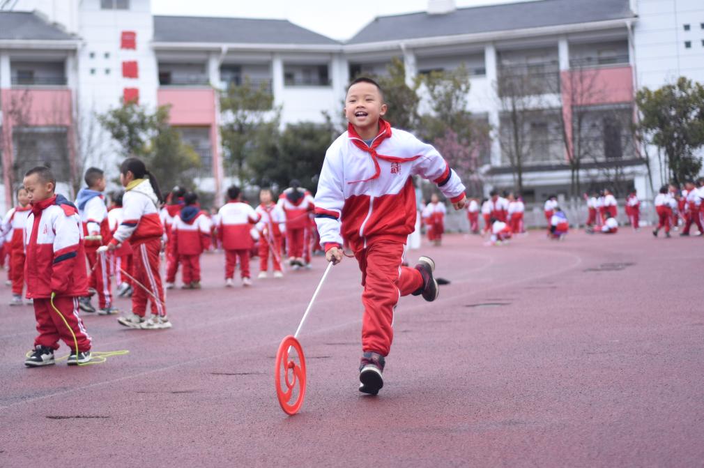 “让孩子们皇冠体育官网动起来玩起来笑”——代表委员热议青少年运动锻炼(图1)