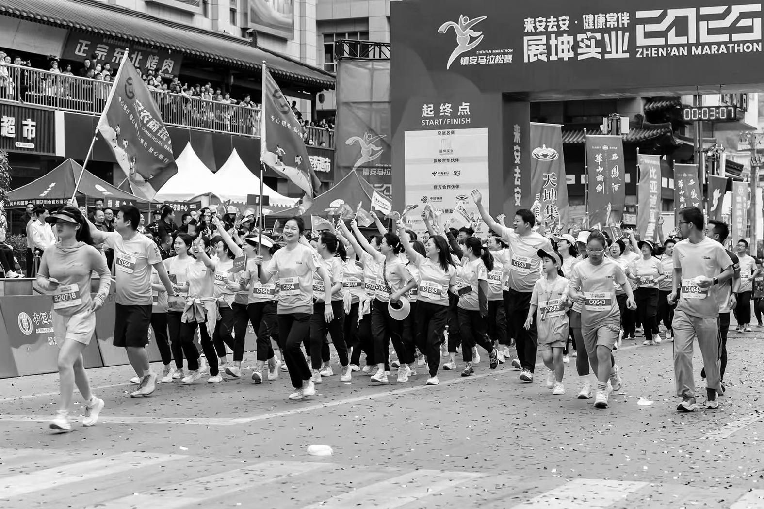 火皇冠体育热陕西4场马拉松同日开跑 “赛事经济”推向新高度(图4)